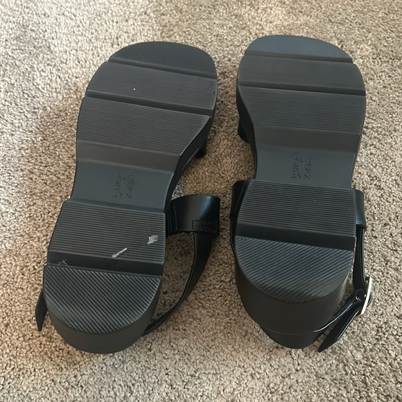 Naturalizer black sandals size 11. - Picture 4 of 6